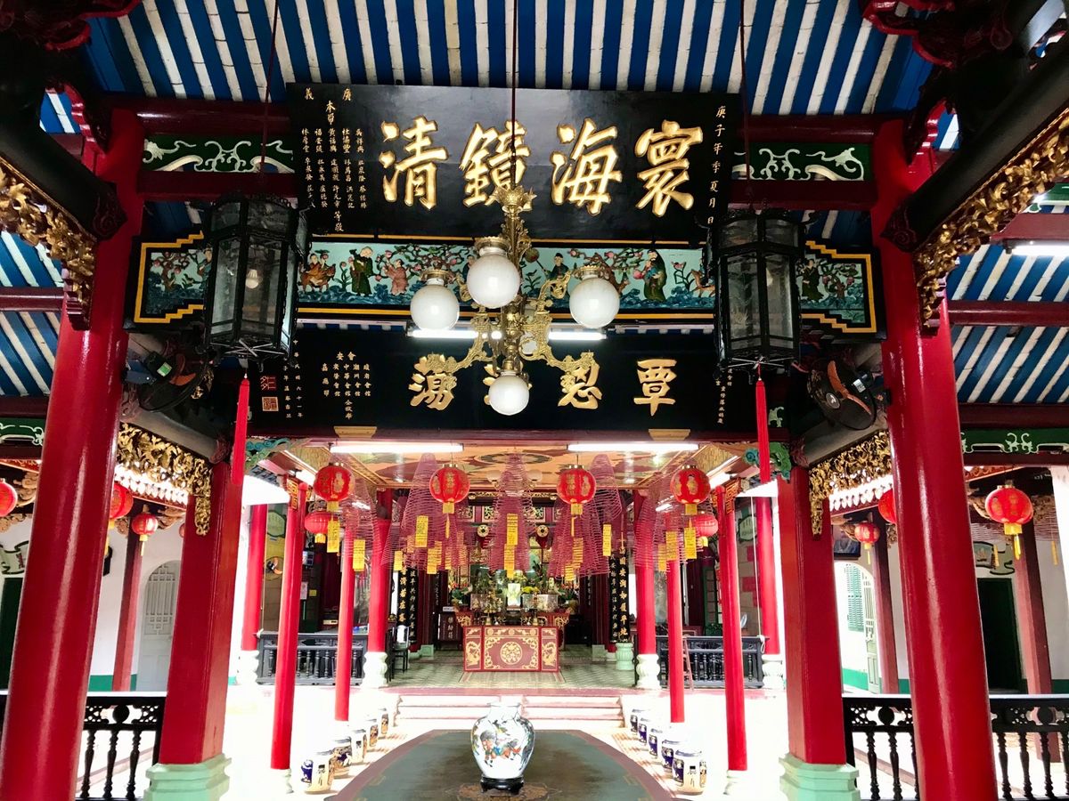 ホイアン街歩き
ホイアンの寺や豪華な住居は中国語が目立つ。中国との貿易で栄...