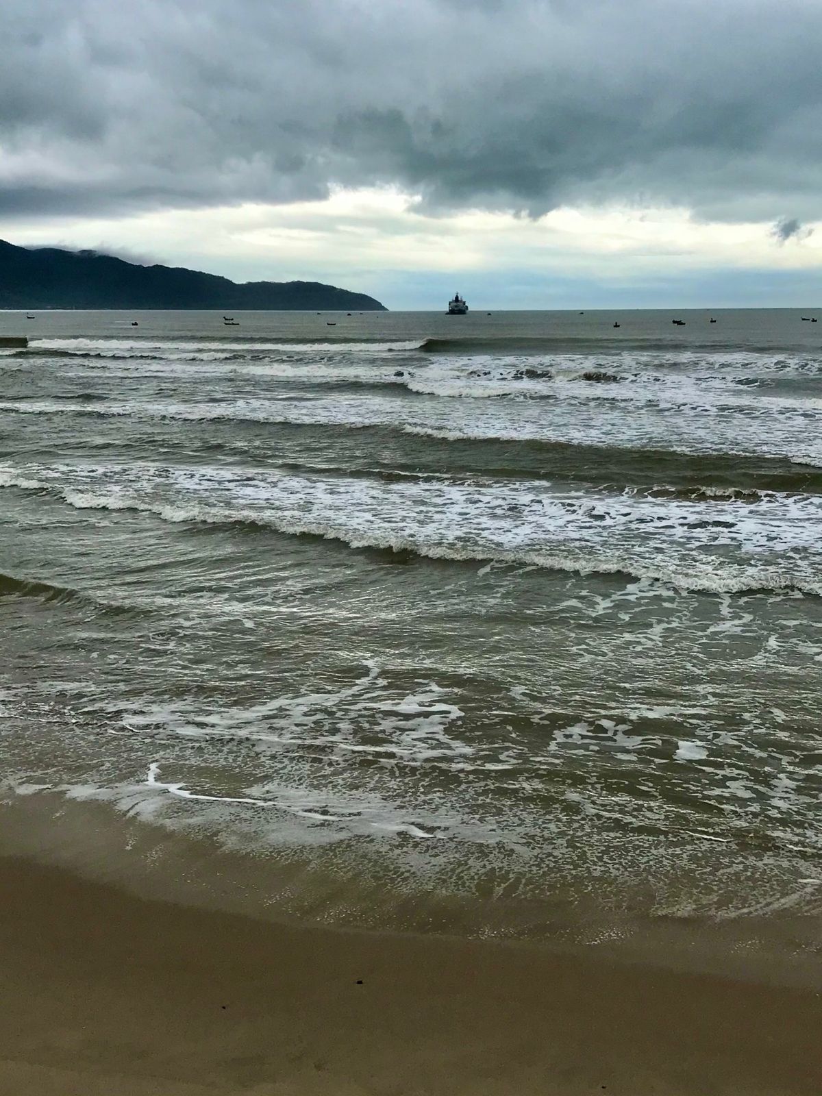 ダナンの海と朝ごはん
早朝ハノイ発のフライトでダナンに飛んだので、朝ごはん...