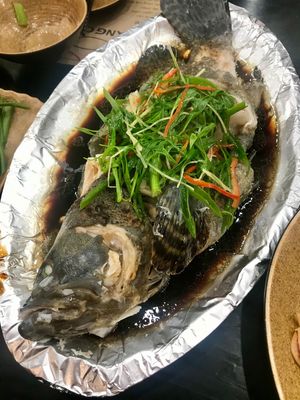 ダナンで海鮮🐟
ダナンで一番の人気店と噂の海鮮料理店ヘ。
コロナの影響で街...