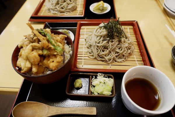 日本・新潟県十日町市「十日町　大地の芸術祭　冬」の写真：夕食はお蕎麦のかき揚げ丼。

朝は夕食を...