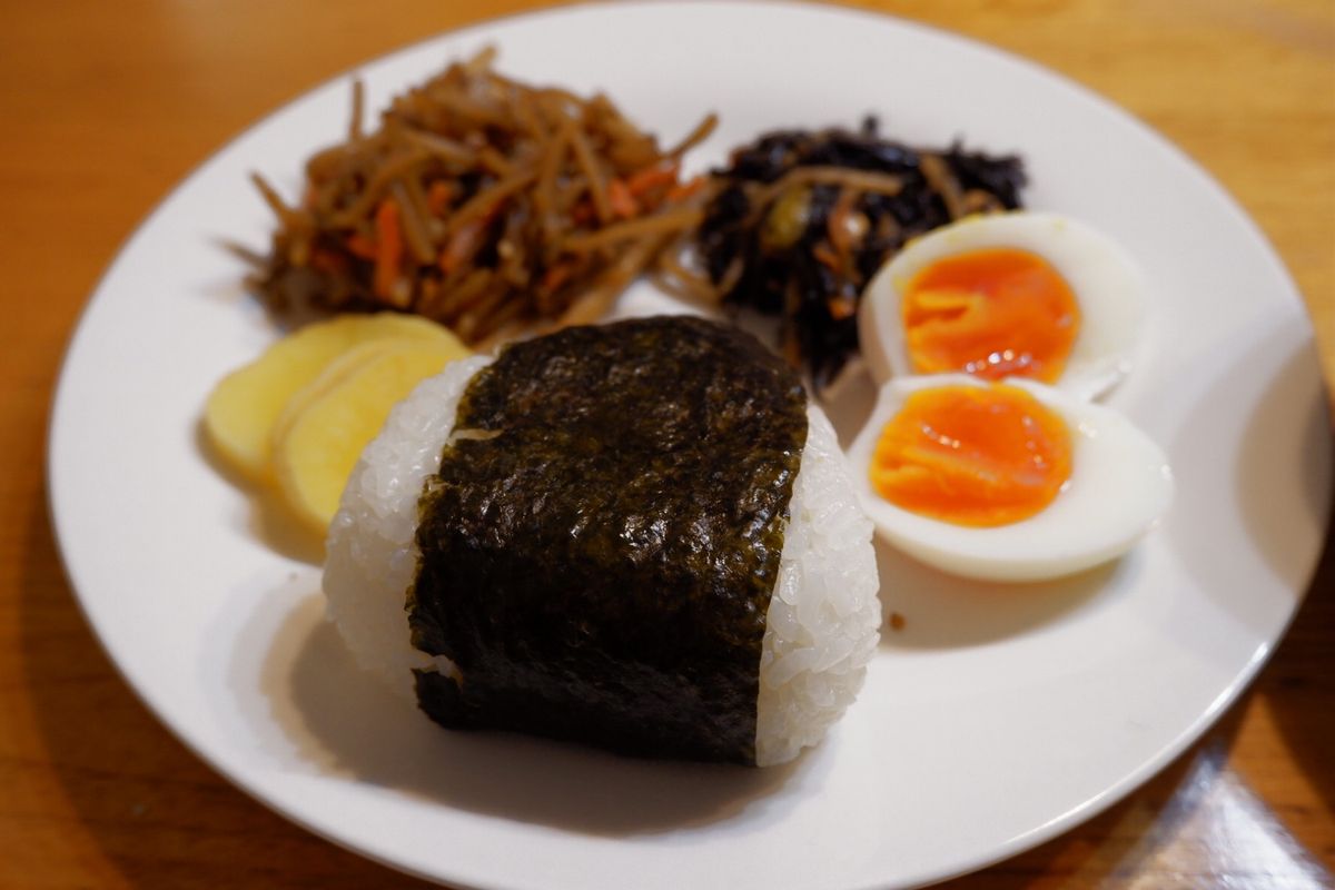 夕食はお蕎麦のかき揚げ丼。

朝は夕食をとったお店で作ってもらったおにぎり...
