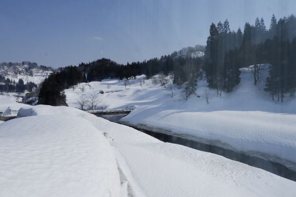日本・新潟県十日町市「十日町　大地の芸術祭　冬」の写真：カフェから見る雪景色。