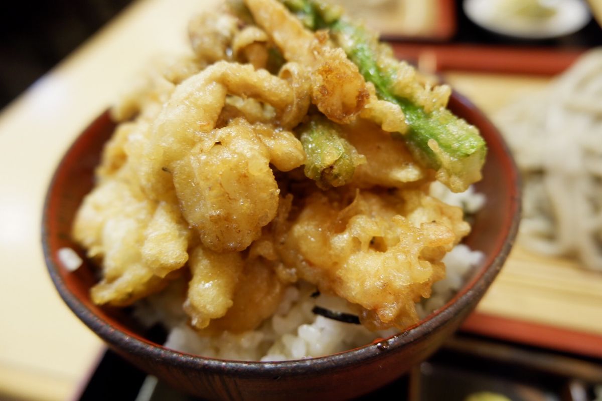 夕食はお蕎麦のかき揚げ丼。

朝は夕食をとったお店で作ってもらったおにぎり...