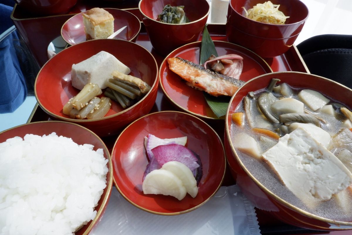 ひさびさ農舞台。

カフェでは雪見御膳とぜんざいを。
御膳は地元で昔から使...