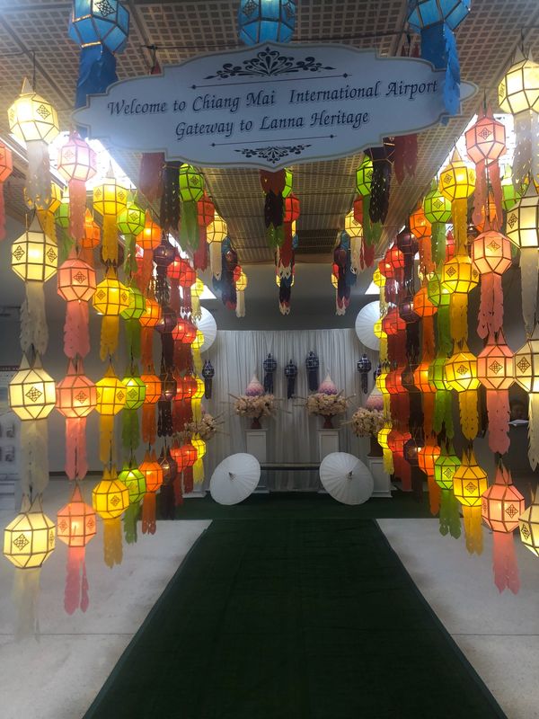 タイ・バンコク「タイ。コムローイ祭を見るために！」の写真：コムローイ祭の前だからなのか、街中に色ん...