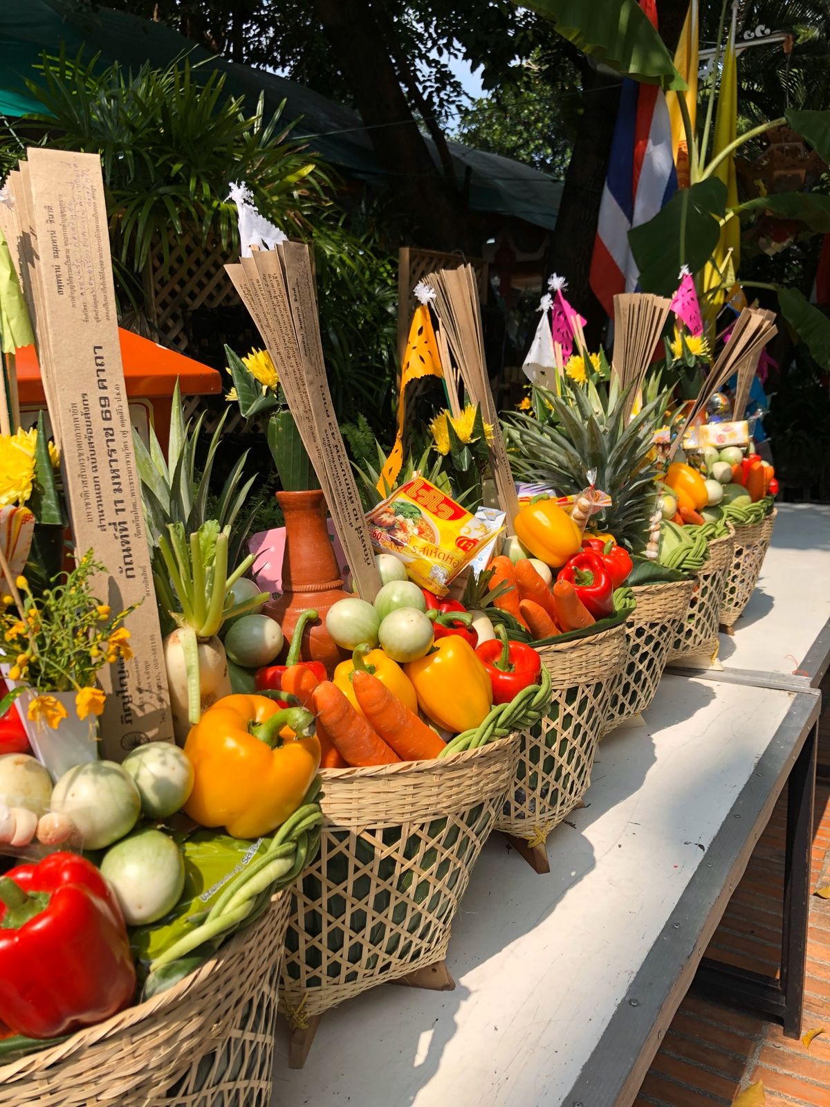 コムローイ祭の前だからなのか、街中に色んな飾り付け。