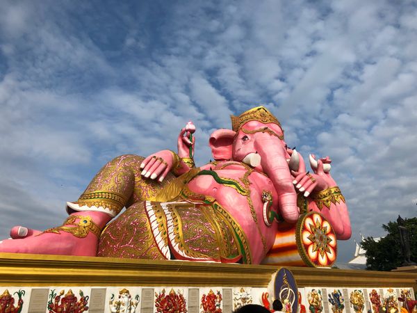 タイ・バンコク「タイ。コムローイ祭を見るために！」の写真：ピンクのガネーシャからのワットパクナム。...