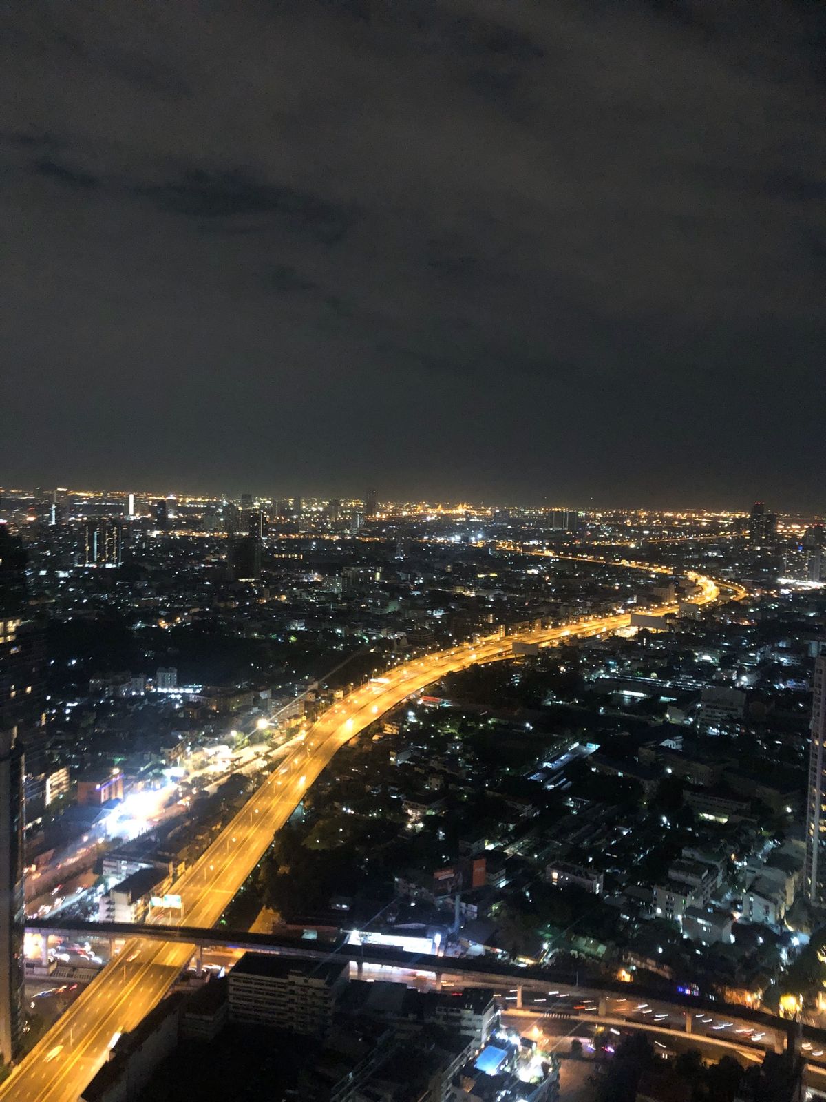 奮発して、ルブアアットステートタワーに宿泊。
不具合あって52階から57階...