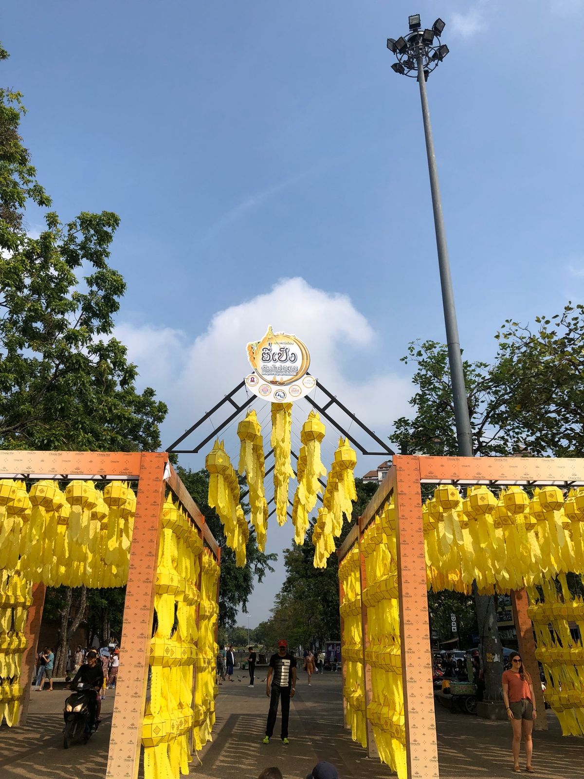 コムローイ祭の前だからなのか、街中に色んな飾り付け。