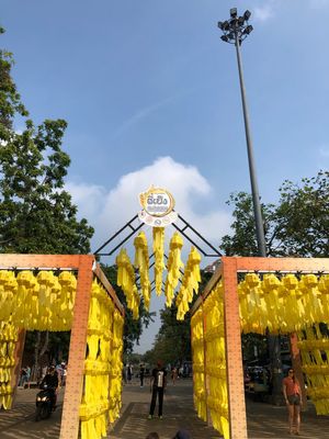 コムローイ祭の前だからなのか、街中に色んな飾り付け。