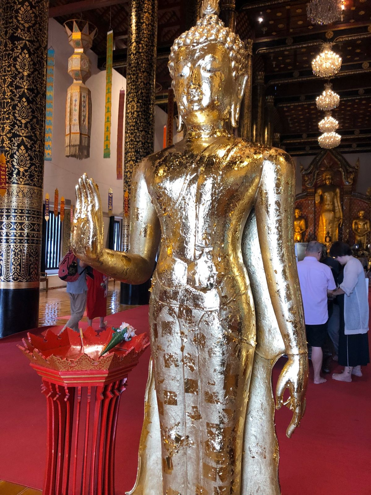 コムローイ祭の前だからなのか、街中に色んな飾り付け。