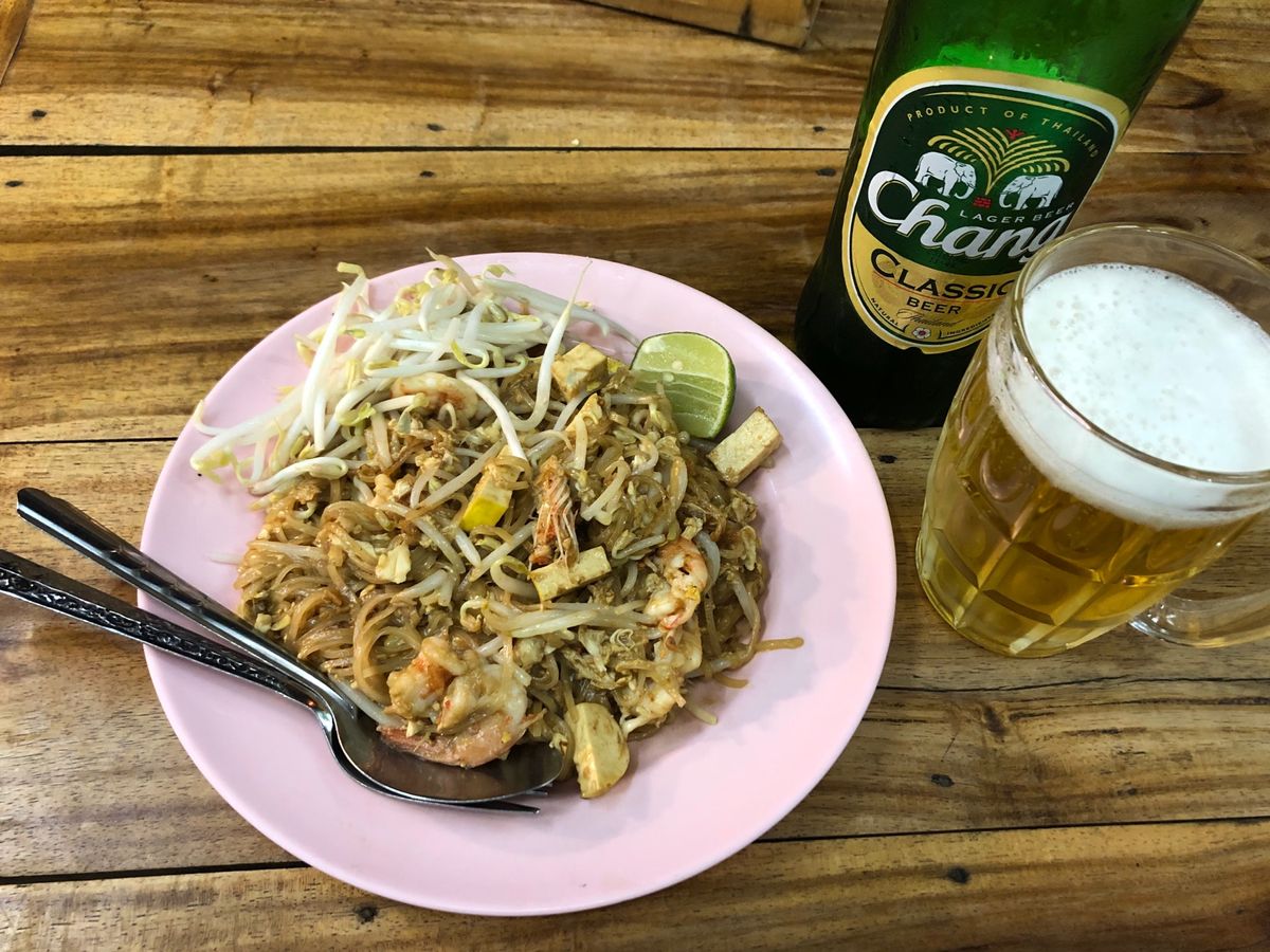 タイ料理、何食べても美味しい！昼食はSPチキン。夜はパッタイからの屋台に売...