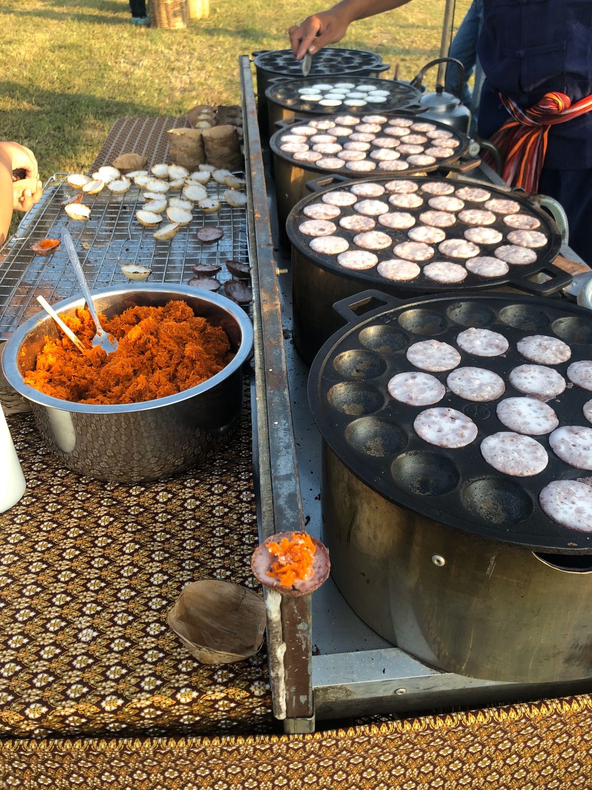 タイの灯籠流し？の昼と夜バージョン。
お祭りまで、出店で食べ放題。
たこ焼...