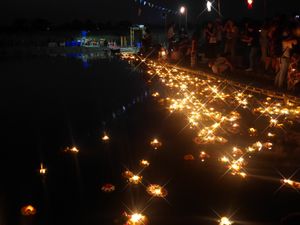 タイの灯籠流し？の昼と夜バージョン。
お祭りまで、出店で食べ放題。
たこ焼...