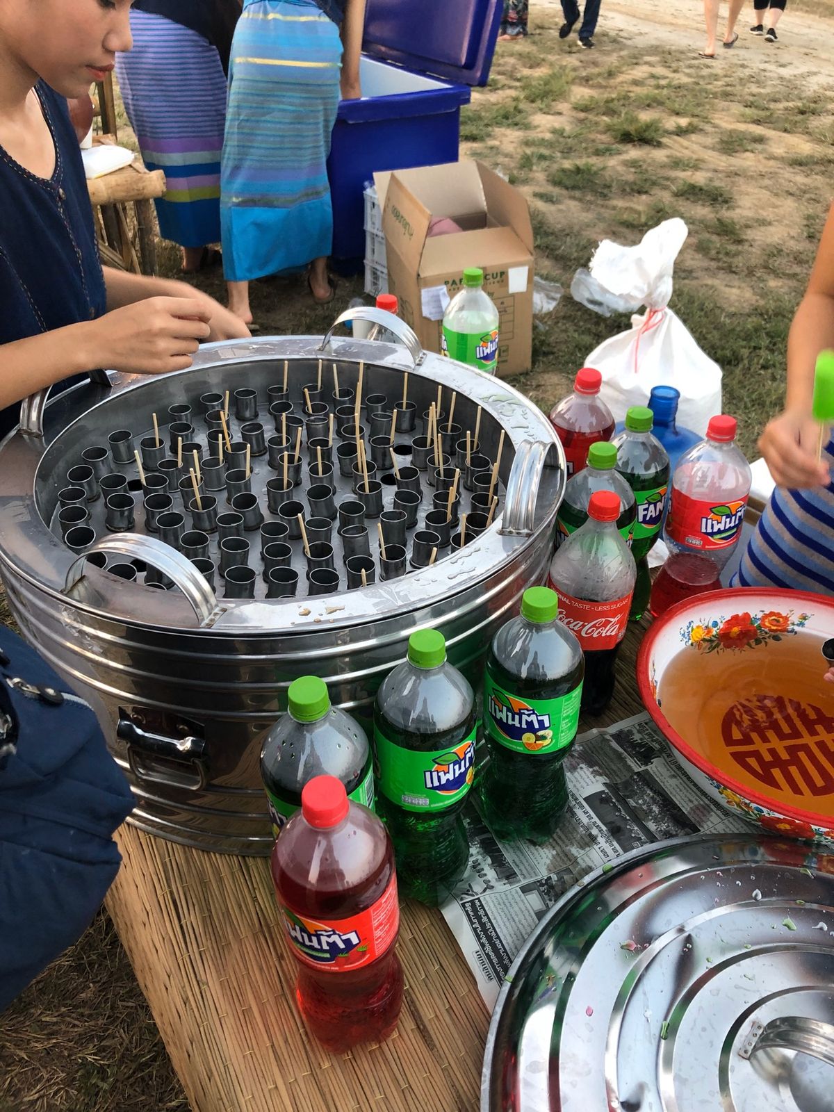 タイの灯籠流し？の昼と夜バージョン。
お祭りまで、出店で食べ放題。
たこ焼...