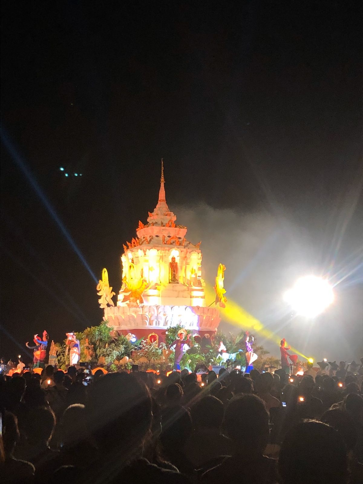 目的のコムローイ祭。
これはヤバい。
ずっと見ていたかった。
行って良かった。