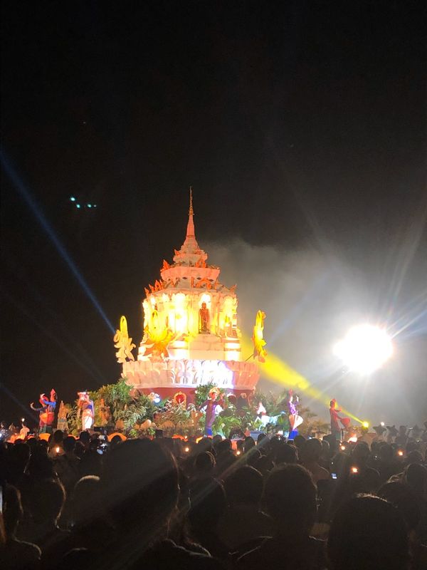 タイ・バンコク「タイ。コムローイ祭を見るために！」の写真：目的のコムローイ祭。
これはヤバい。
ず...