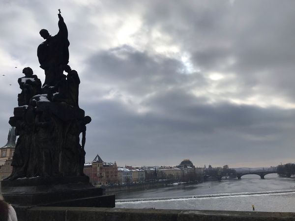 ハンガリー・ブダペスト「卒業旅行② 初ヨーロッパ ！4カ国周遊🇭🇺→🇸🇰→🇨🇿→🇦🇹」の写真：チェコ🇨🇿
カレル橋