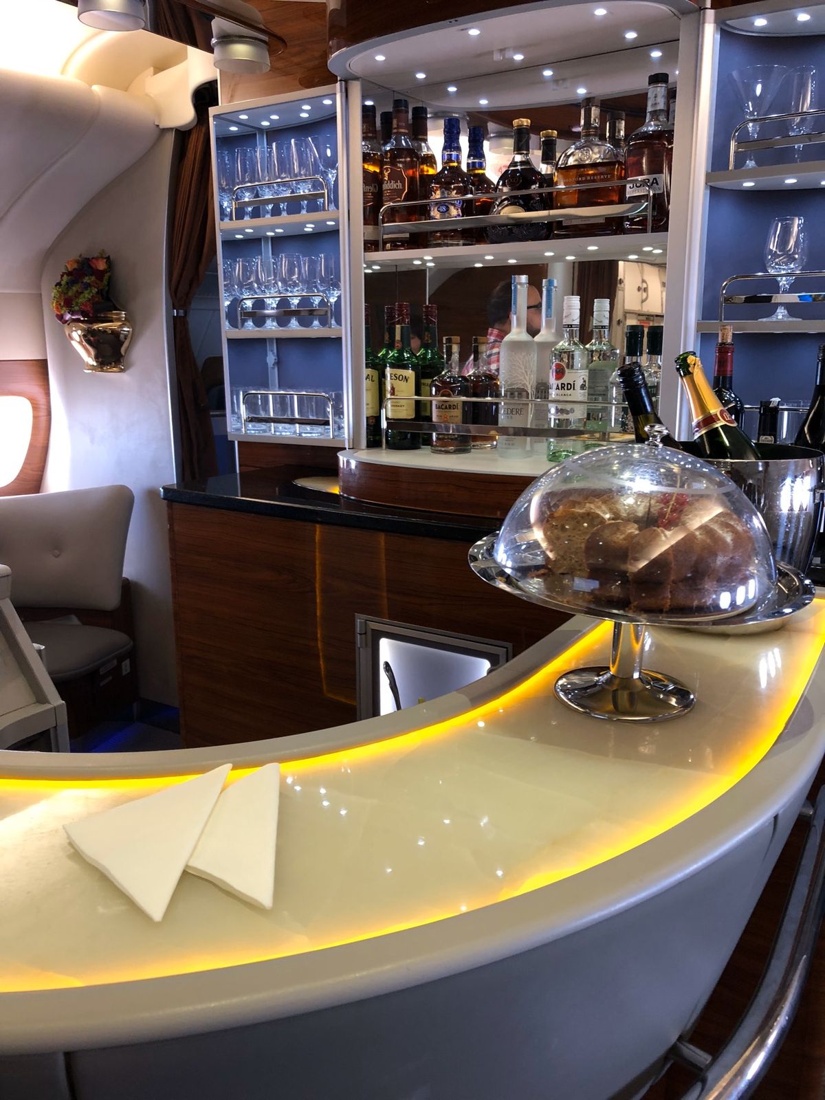 ドバイ経由カサブランカ行きの飛行機が、オーバーブッキングでまさかのビジネス...