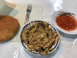 モロッコ で食べた物。
フナ市場で食べたナスの潰したやつと、魚の唐揚げ、地...