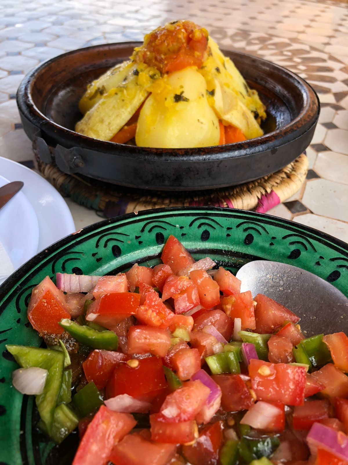 モロッコ で食べた物。
フナ市場で食べたナスの潰したやつと、魚の唐揚げ、地...