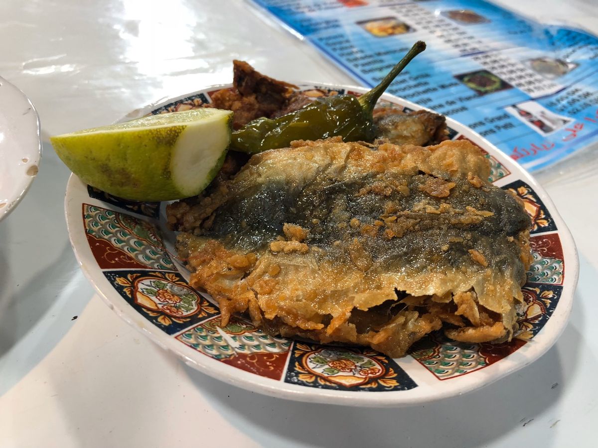 モロッコ で食べた物。
フナ市場で食べたナスの潰したやつと、魚の唐揚げ、地...