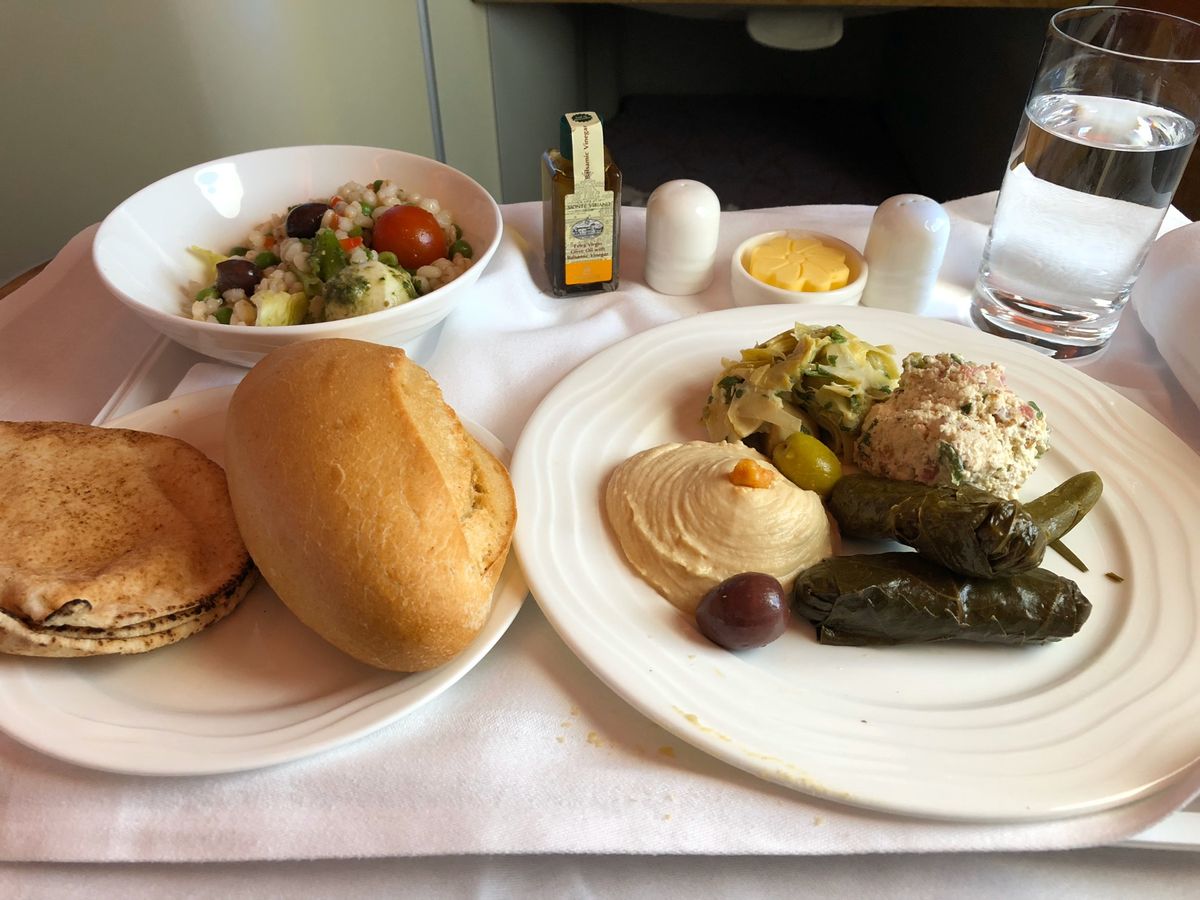 ドバイ経由カサブランカ行きの飛行機が、オーバーブッキングでまさかのビジネス...