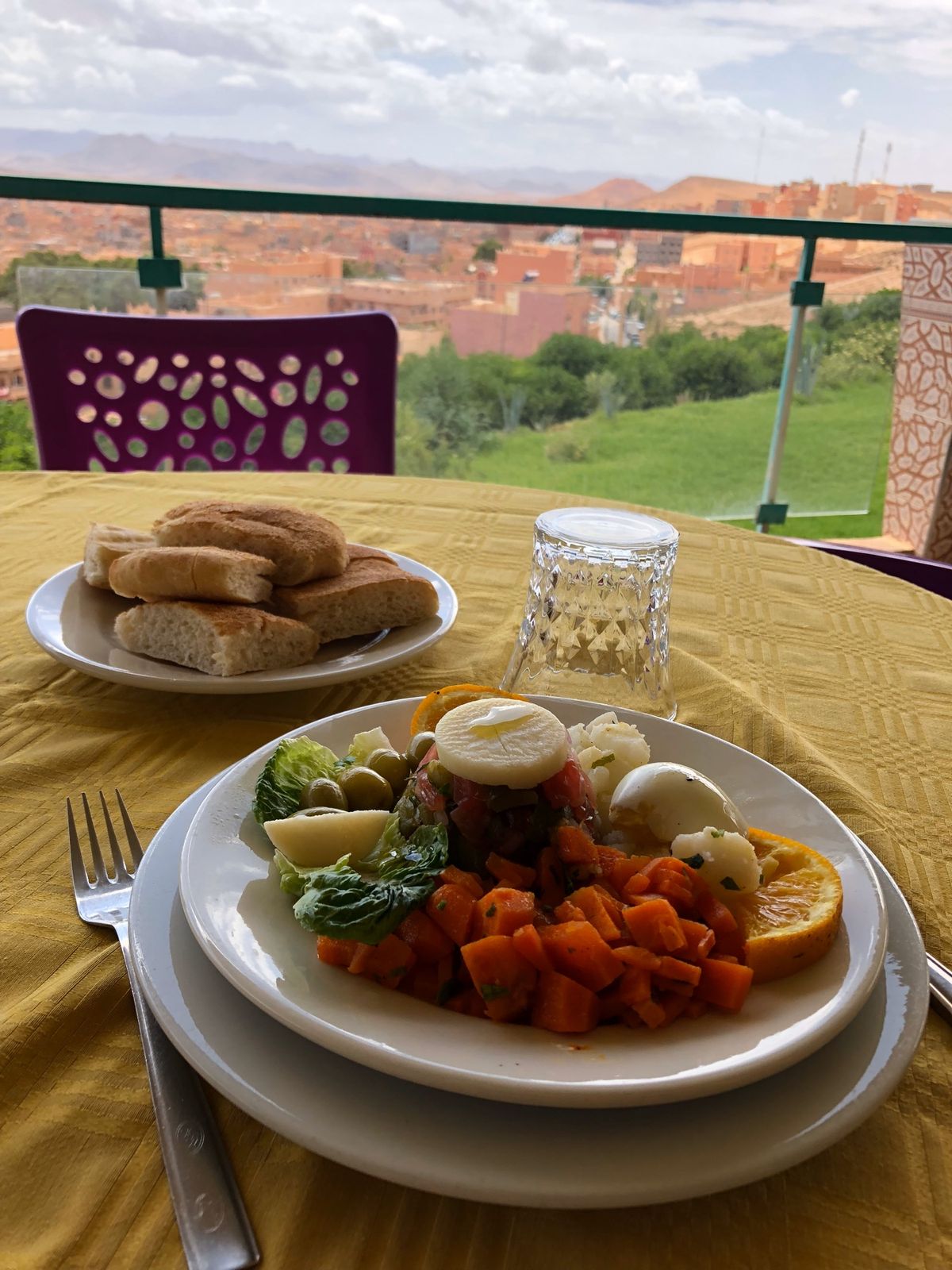 モロッコ で食べた物。
フナ市場で食べたナスの潰したやつと、魚の唐揚げ、地...