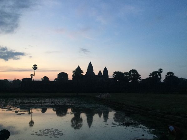 カンボジア・アンコールワット「カンボジア〜アンコールワット〜」の写真：朝のアンコールワット。スマホとミラーレス...