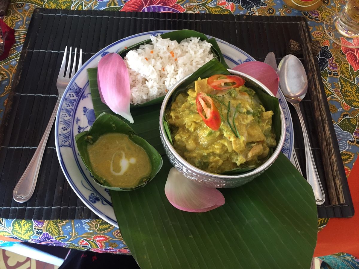 朝のアンコールワット。スマホとミラーレスで撮りました。昼食のアモックは親子...
