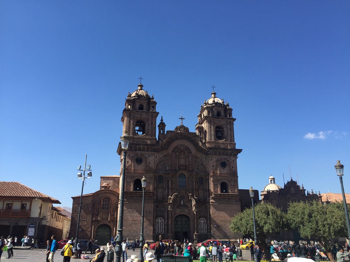 クスコ散策。
雲一つない快晴。
建物と空の色がかわいい。
何かの行進？イベント？
