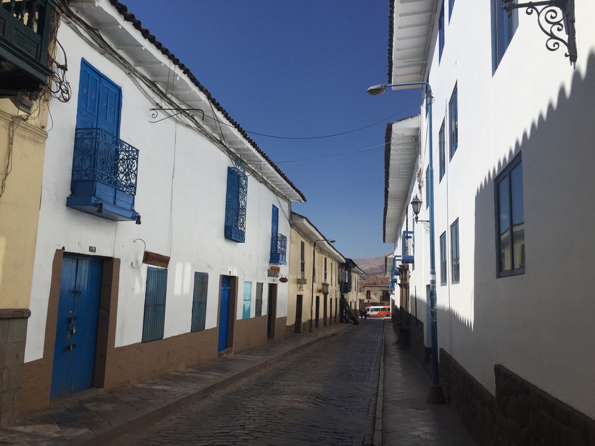 クスコ散策。
雲一つない快晴。
建物と空の色がかわいい。
何かの行進？イベント？