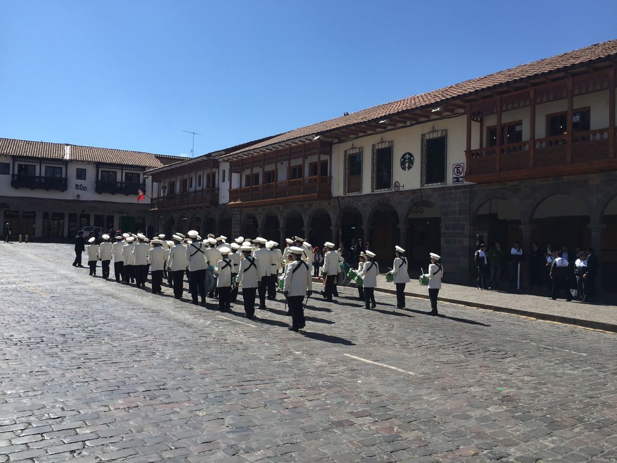 クスコ散策。
雲一つない快晴。
建物と空の色がかわいい。
何かの行進？イベント？