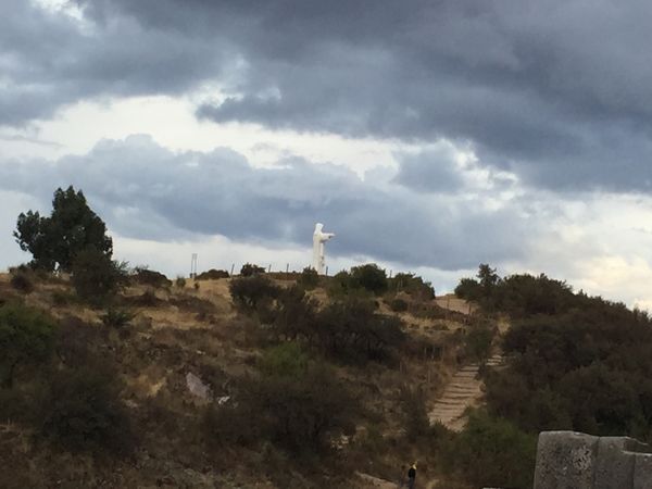 ペルー・マチュピチュ「ペルー〜マチュピチュ〜」の写真：山の上の像。
夜はライトアップ✨