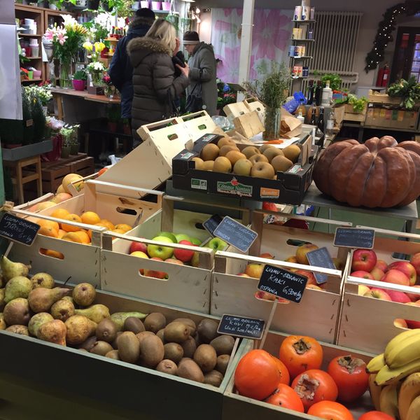 フィンランド・ヘルシンキ「デンマーク・フィンランド北欧の旅」の写真：市場には楽器を演奏している人もいて、とて...