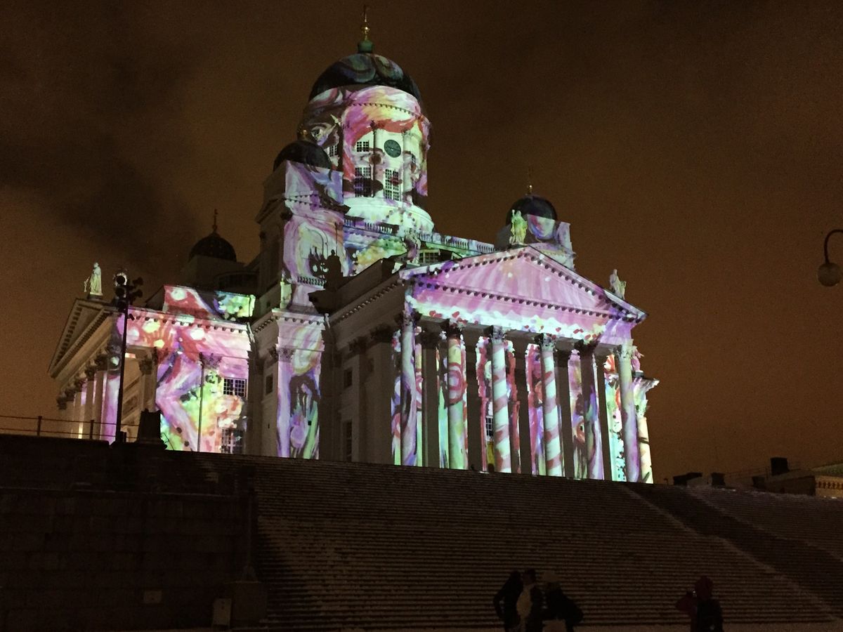 夜はプロジェクションマッピングをしていてめちゃくちゃ綺麗だったヘルシンキ大聖堂