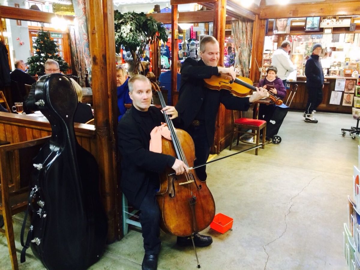市場には楽器を演奏している人もいて、とても賑やか🎻