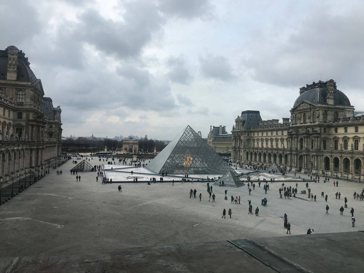 フランスといえば、そう、ルーヴル美術館。
モナリザの部屋は人が多すぎてびっ...