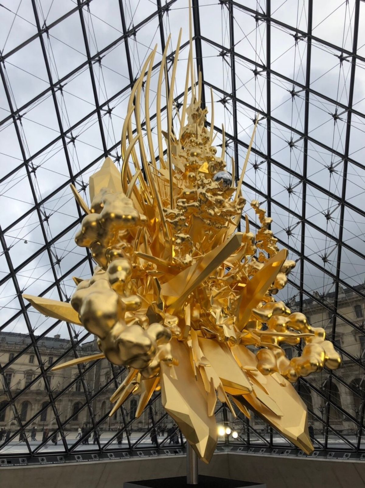 フランスといえば、そう、ルーヴル美術館。
モナリザの部屋は人が多すぎてびっ...