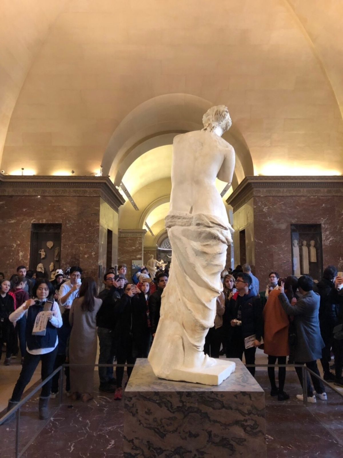 フランスといえば、そう、ルーヴル美術館。
モナリザの部屋は人が多すぎてびっ...
