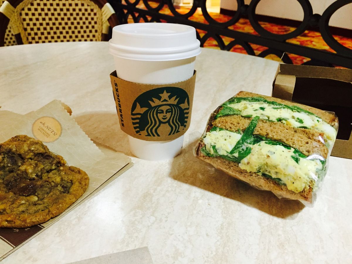 アメリカンフードが苦手なので、ご飯はアジアのお店とスタバ笑