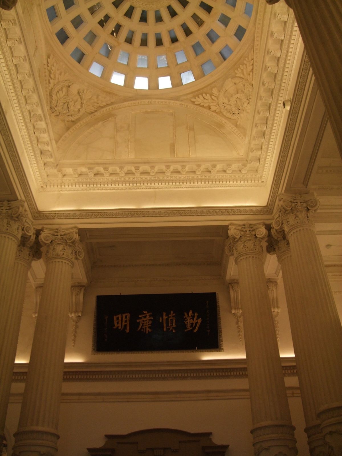 日本統治時代の裁判所　立派な建築で中は台湾の司法の歴史の展示　法廷も保存さ...