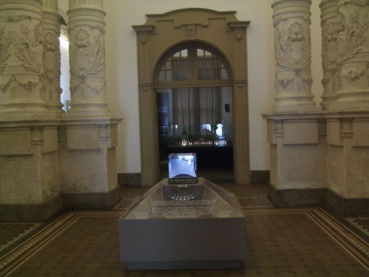 日本統治時代の裁判所　立派な建築で中は台湾の司法の歴史の展示　法廷も保存さ...