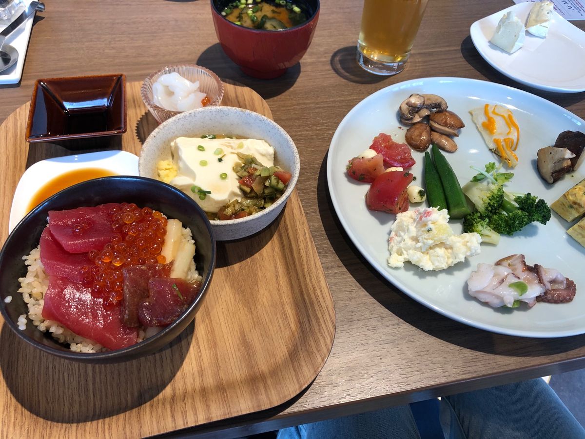 朝から豪華なバイキングからのお腹一杯なのに海鮮丼…流石の自分も残してしまっ...