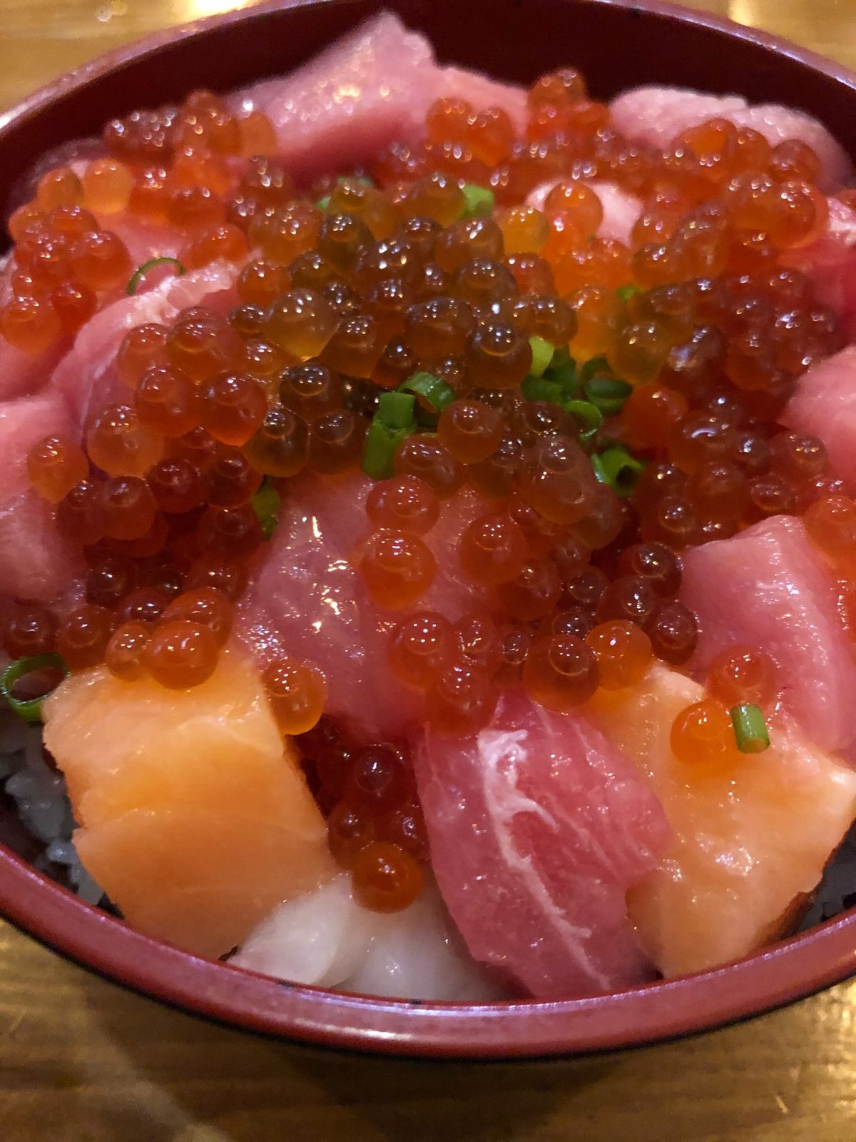 朝から豪華なバイキングからのお腹一杯なのに海鮮丼…流石の自分も残してしまっ...