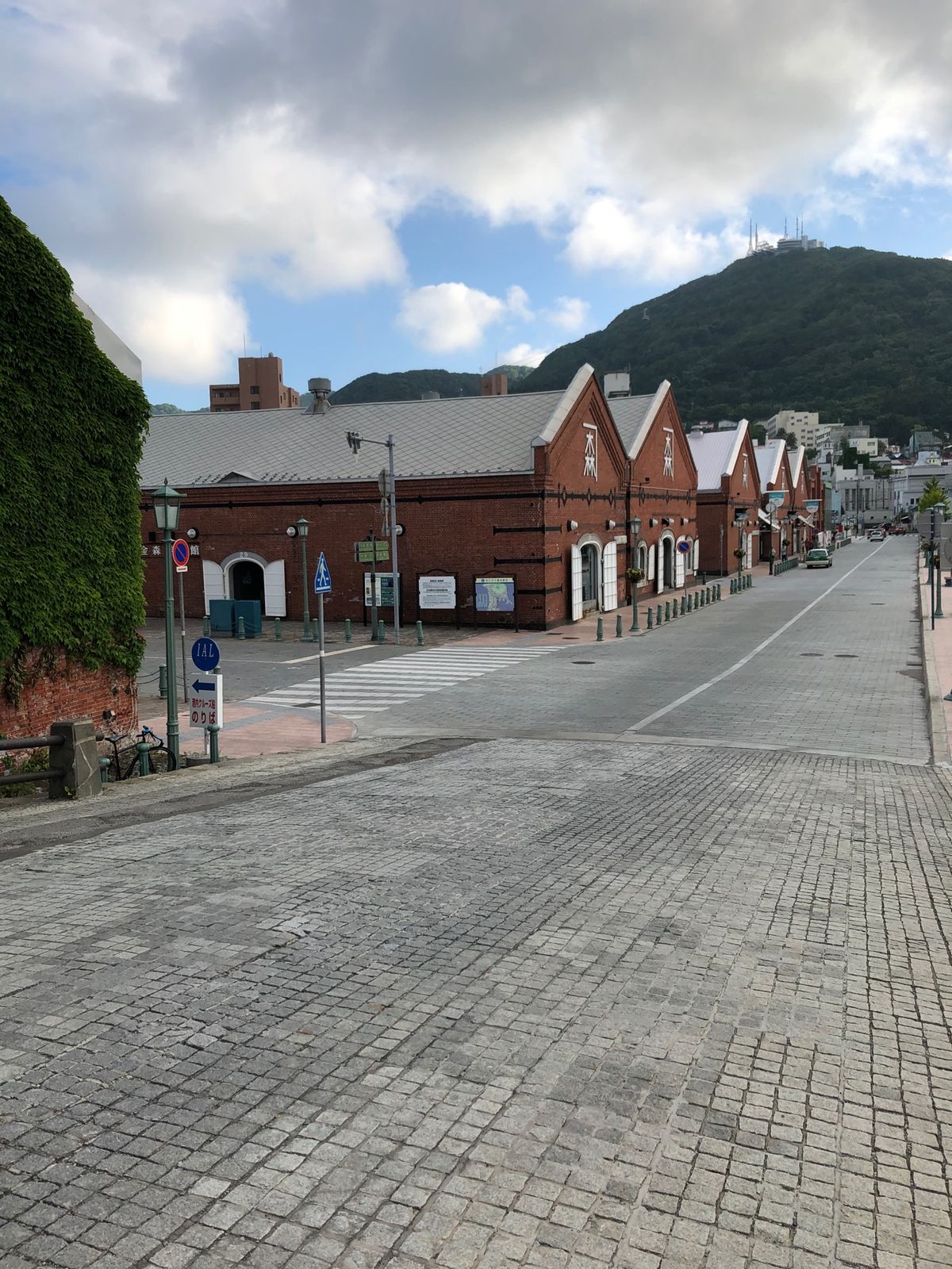 日中食べすぎたので夜ご飯のために散歩。
活イカ、コーンの天ぷら、お刺身(何...