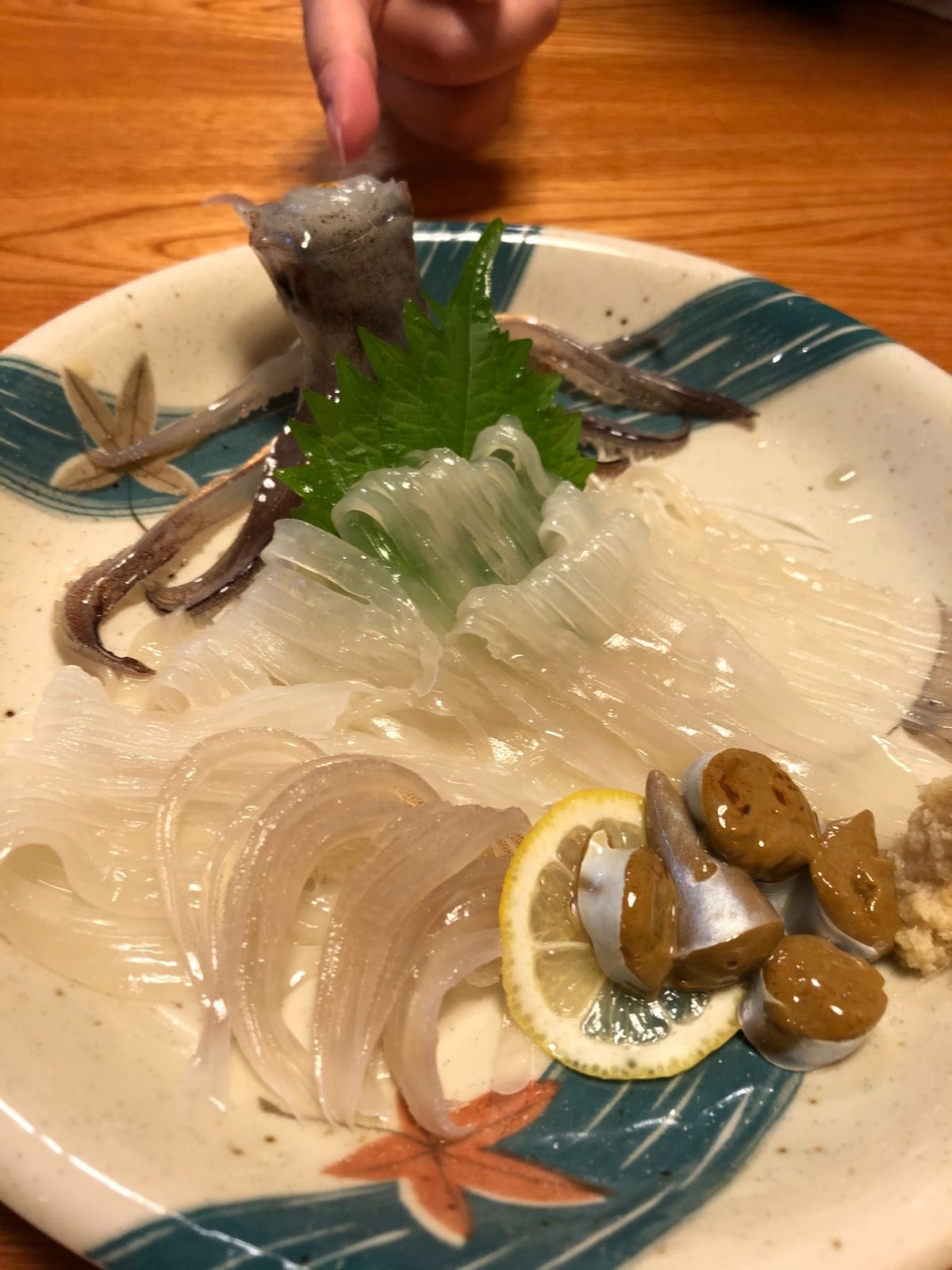 日中食べすぎたので夜ご飯のために散歩。
活イカ、コーンの天ぷら、お刺身(何...