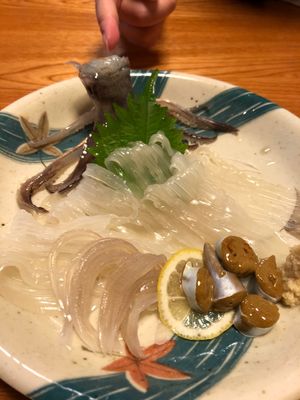 日中食べすぎたので夜ご飯のために散歩。
活イカ、コーンの天ぷら、お刺身(何...