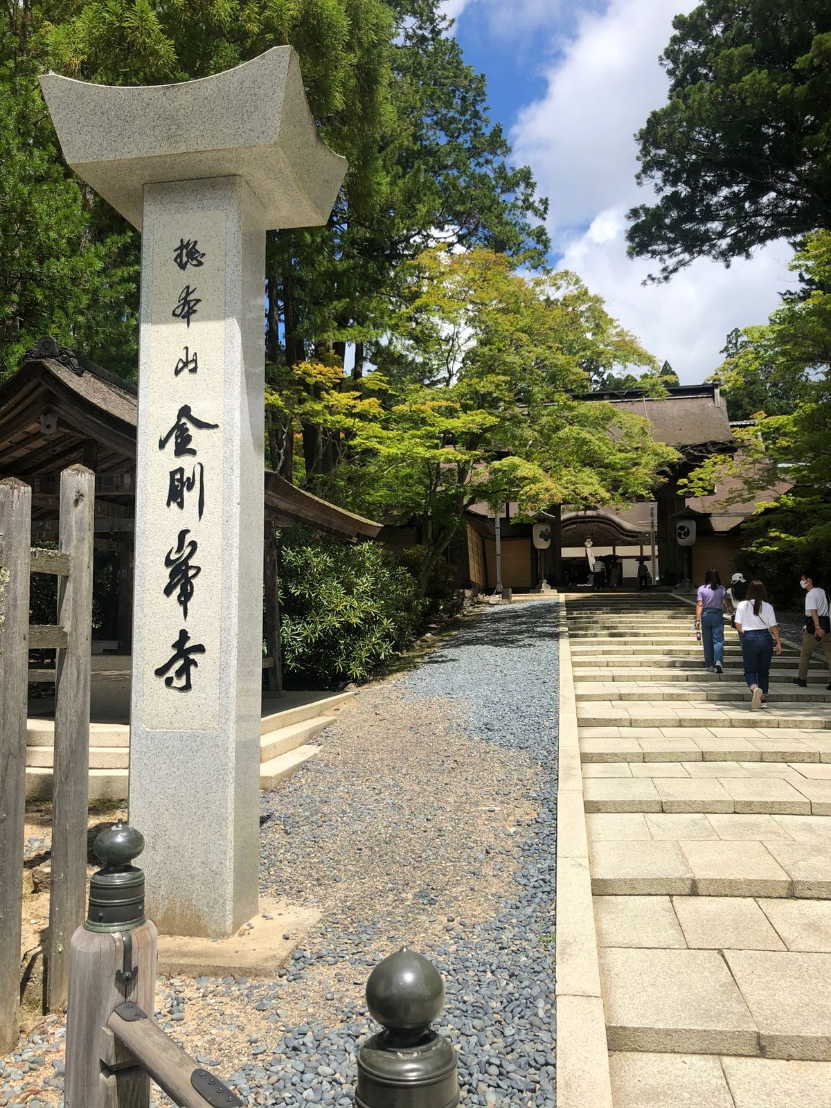 高野山は和歌山に住んでた小学生の頃行った以来。その時の記憶が車酔いして吐い...