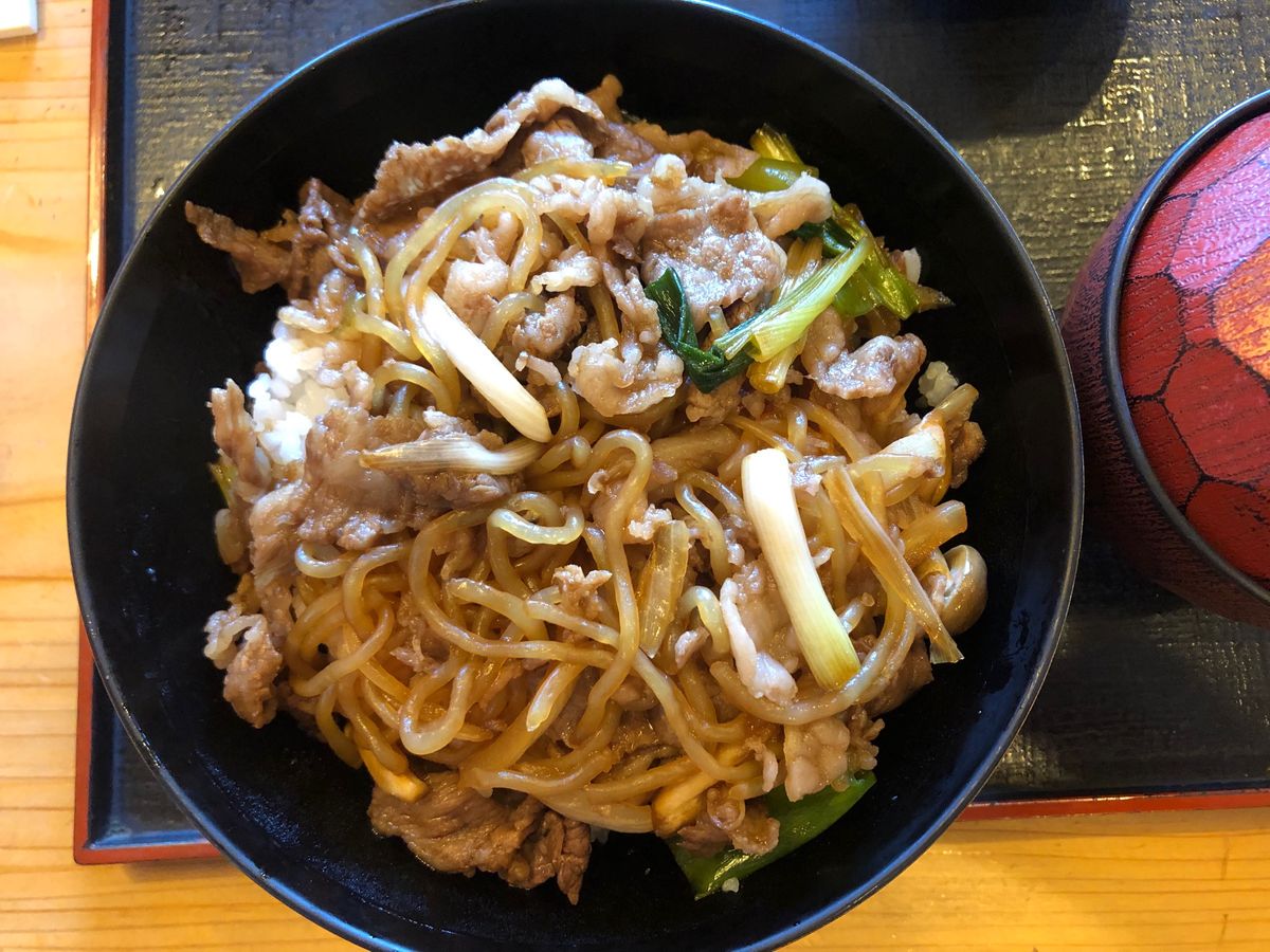 伊勢神宮に向かう途中、松坂牛丼。
外宮と内宮。個人的に外宮の方が好きかも。...